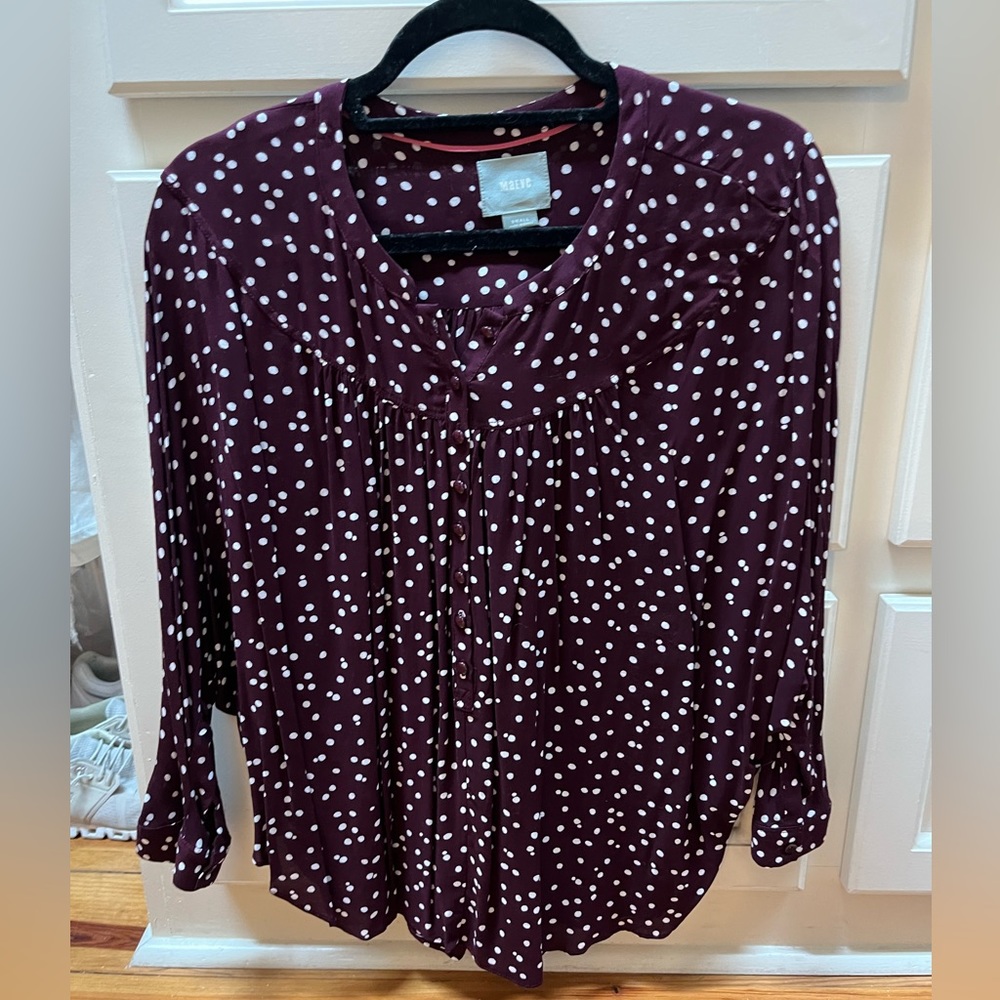 Maeve top, VGUC, size small. Maroon print